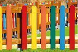 farebný drevený plot