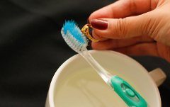 čistenie šperkov a náušníc zubnou kefkou