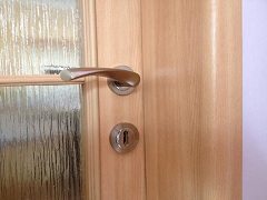 opraviť dvere, ktoré drhnú
