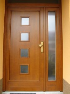 vyberať si vchodové a balkónové dvere s drevenou textúrou