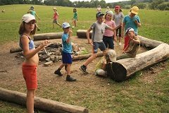deti idú na letný tábor