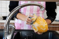 domáce práce a ručne umývanie riadu