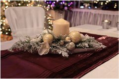 pekne ozdobená sviečka na vianočnom stole