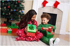 rozbaľovanie vianočných darčekov deťmi a radosť