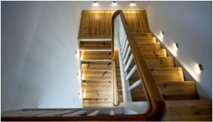 správne osvetlenie na schodoch