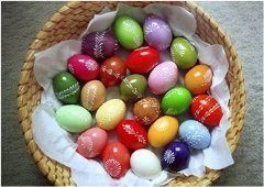 pekné farebné veľkonočné vajíčka