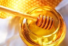 prijímať cukor v podobe medu