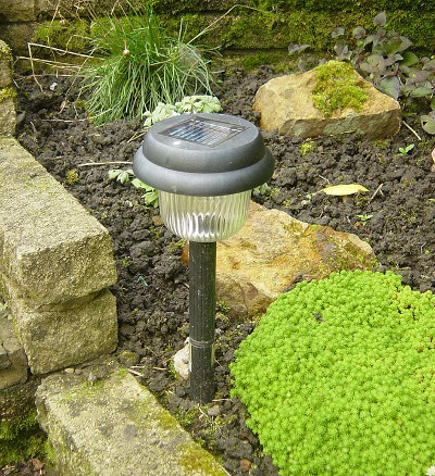 solarne lampy v záhrade